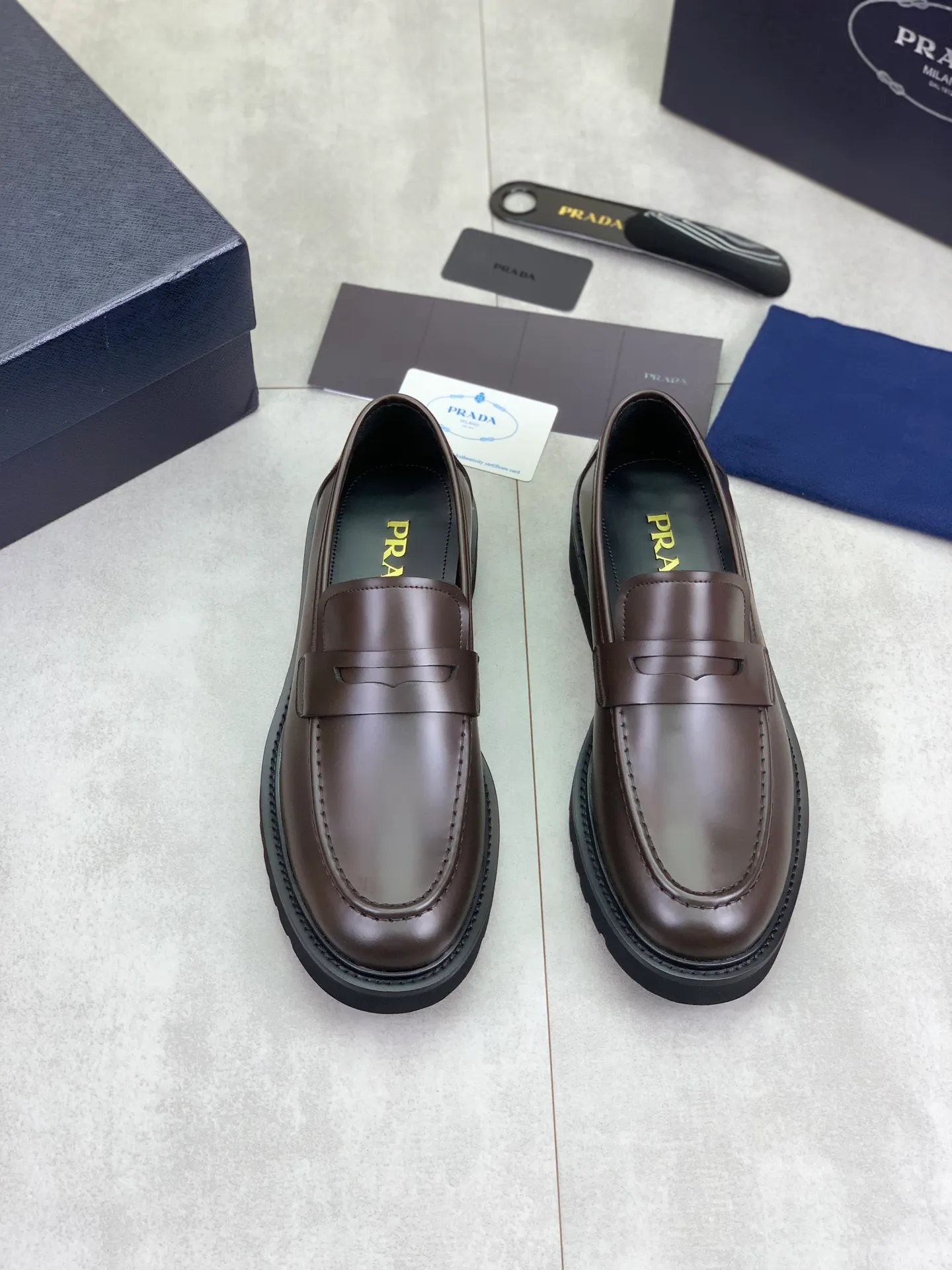 Factory price P880💰Original quality, top version🔱 ＰＲＡＤＡPrada. Men’s business casual leather shoes, top quality products. 1:1 shipment⬆️Luxurious and noble👞All imported original color-brushed edge beads, just to create a more comfortable wearing experience. Upper: Original comfortable open-edge bead rubbed color calfskin➕Top imported water-dyed full cow lining, original high-end lightweight and comfortable TPU foam combination bottom✔️Code number: 39-44 (38 45) 46 47 can be customized)